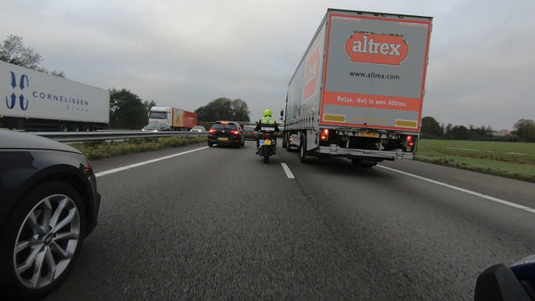 Mag je met de motor tussen de file doorrijden in Duitsland?
