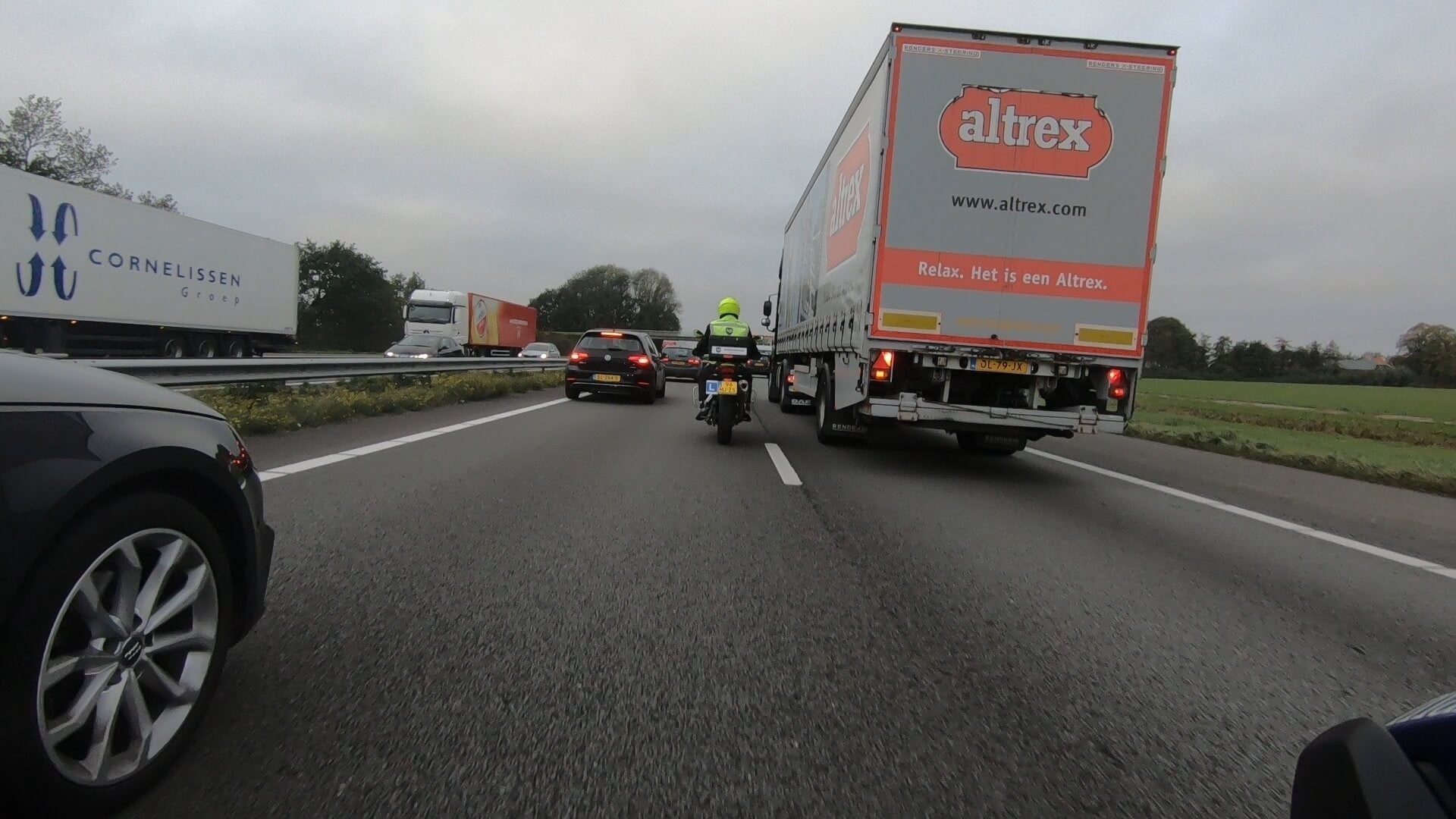 Mag je met de motor tussen de file doorrijden in Duitsland?