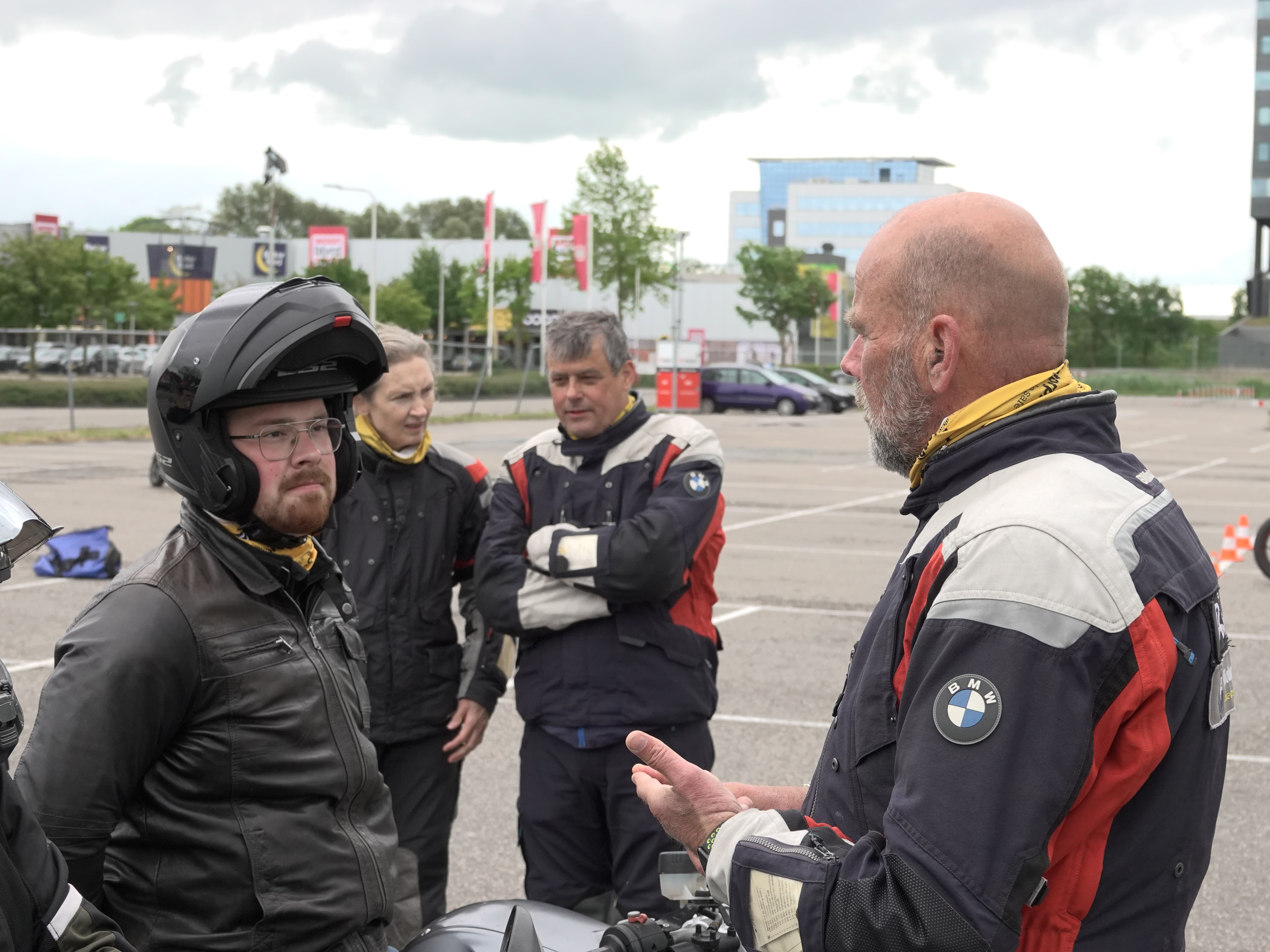 Motortraining instructeurs in gesprek met leerlingen