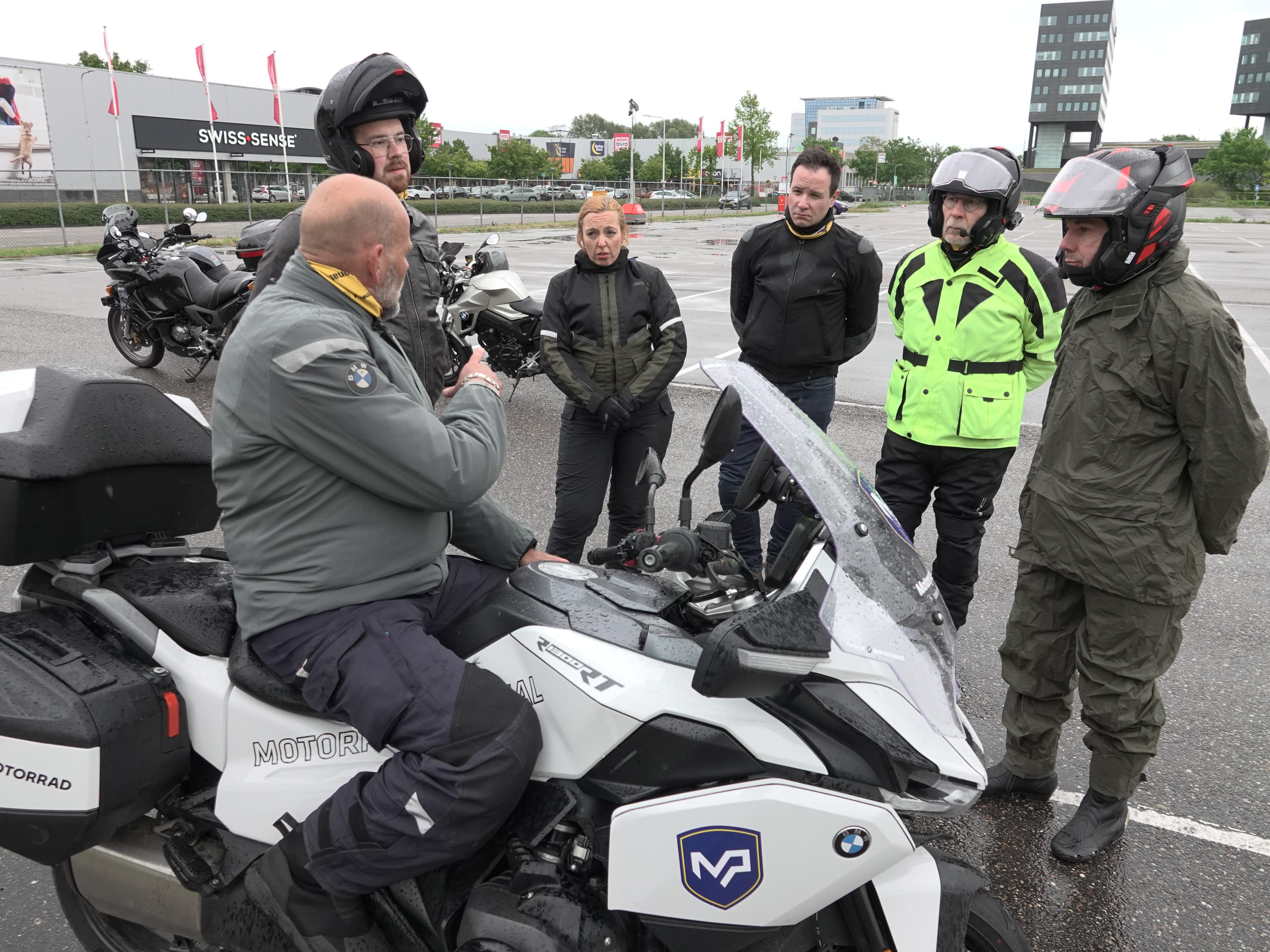 Motortraining instructeur geeft uitleg