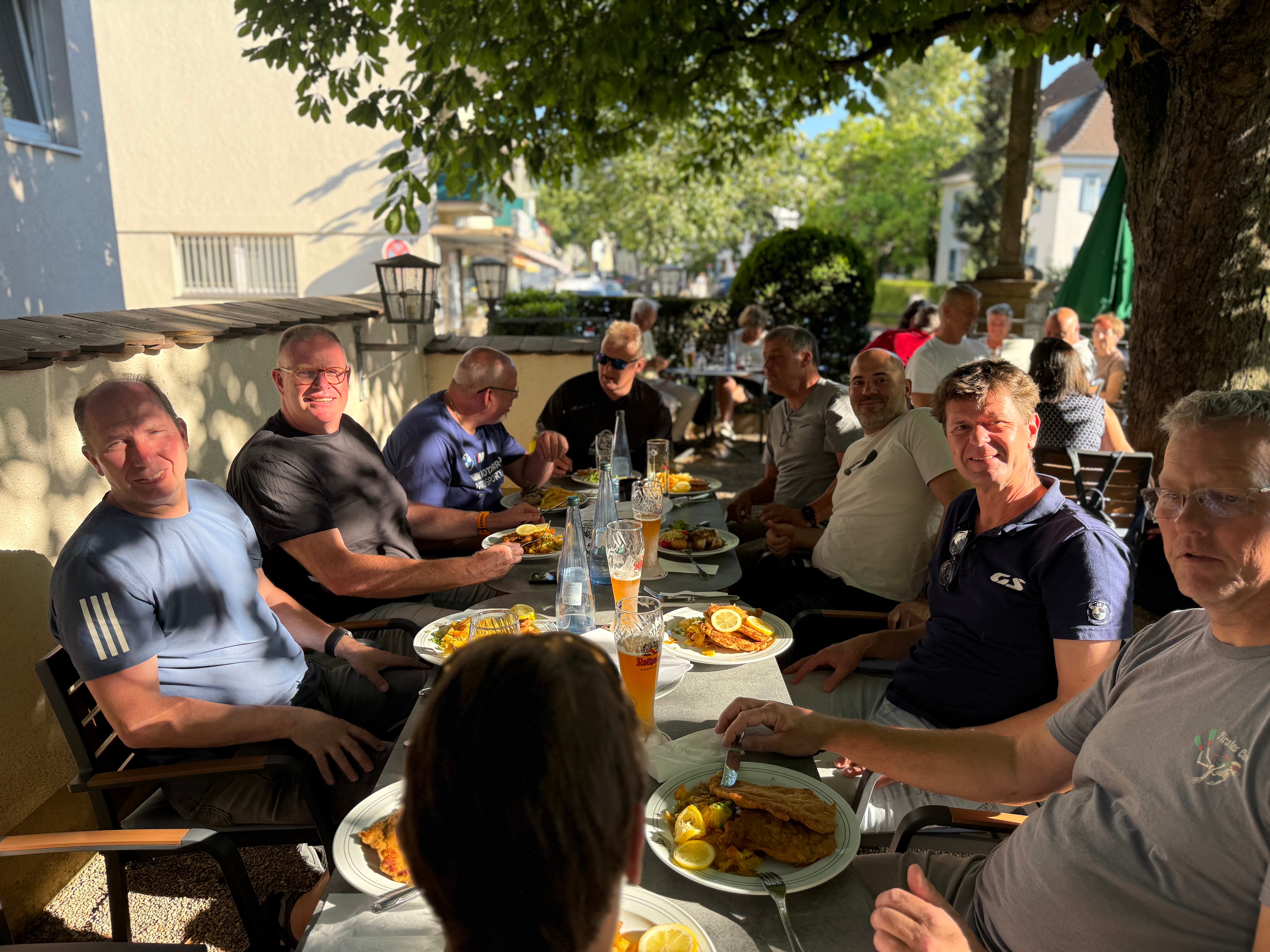 Groep motorrijders dineren schnitzels