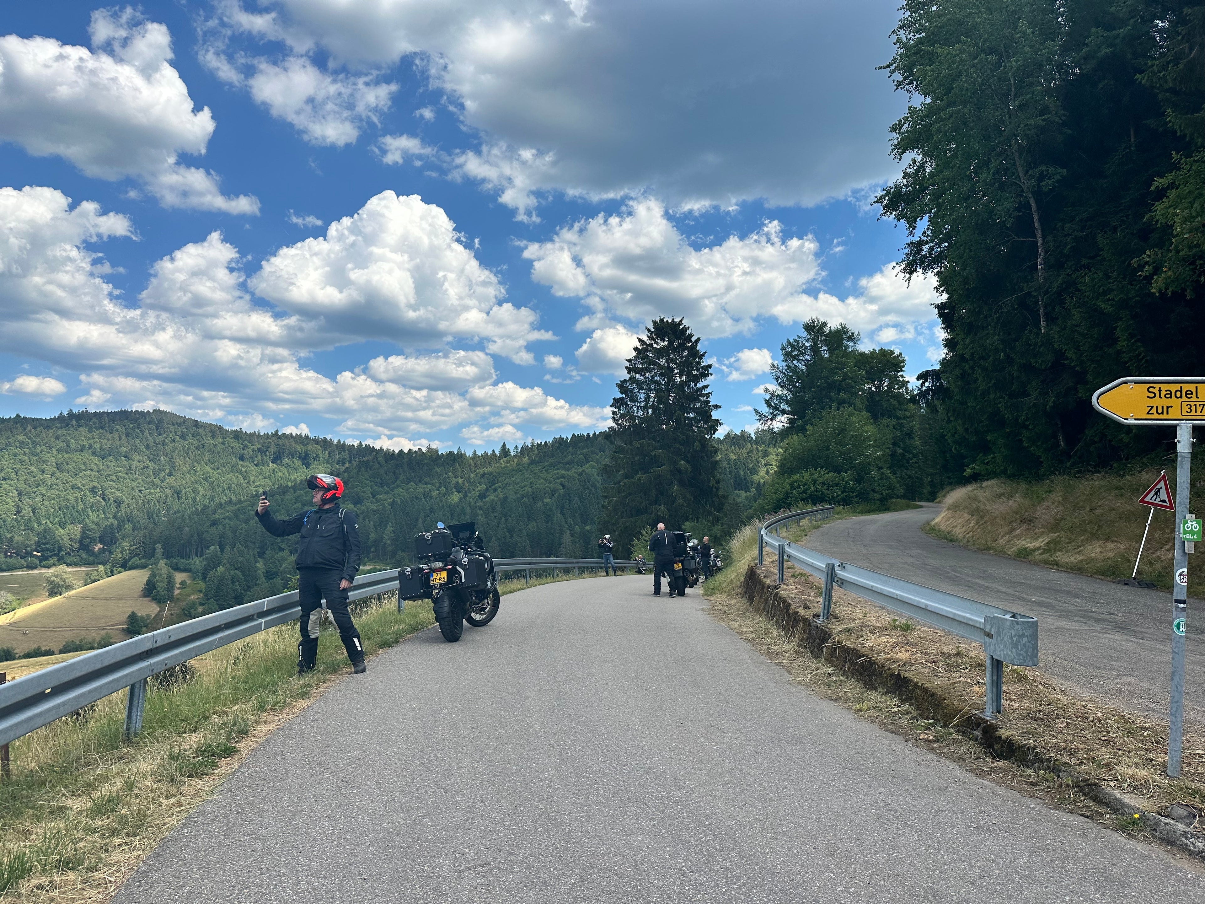 Stilstaande motoren op de weg in een berg