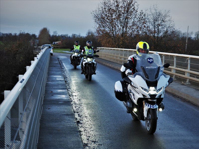 motorrijden-over-brug